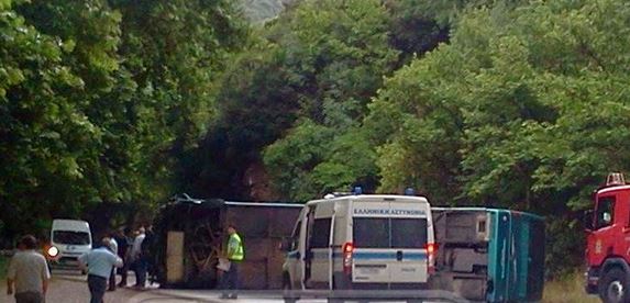 Τρεις τραυματίες από την ανατροπή λεωφορείου – Διακοπή της κυκλοφορίας – ΦΩΤΟ
