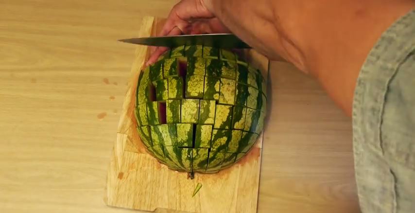 Πως να κόψετε γρήγορα ένα καρπούζι – ΒΙΝΤΕΟ