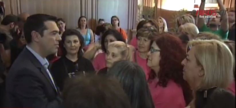 Ο διάλογος του Πρωθυπουργού με τις καθαρίστριες – ΒΙΝΤΕΟ