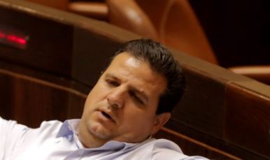 Τον πήρε ο ύπνος στα έδρανα της Βουλής – ΦΩΤΟ