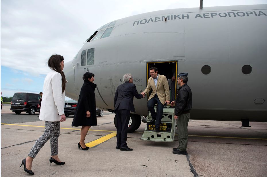 Η άφιξη του Τσίπρα με C-130 στη Ρίγα – Πότε θα δει Μέρκελ – Ολάντ – ΦΩΤΟ