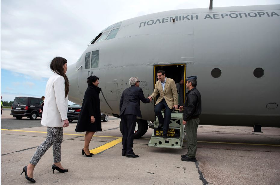 Η άφιξη του Τσίπρα με C-130 στη Ρίγα – Πότε θα δει Μέρκελ – Ολάντ – ΦΩΤΟ