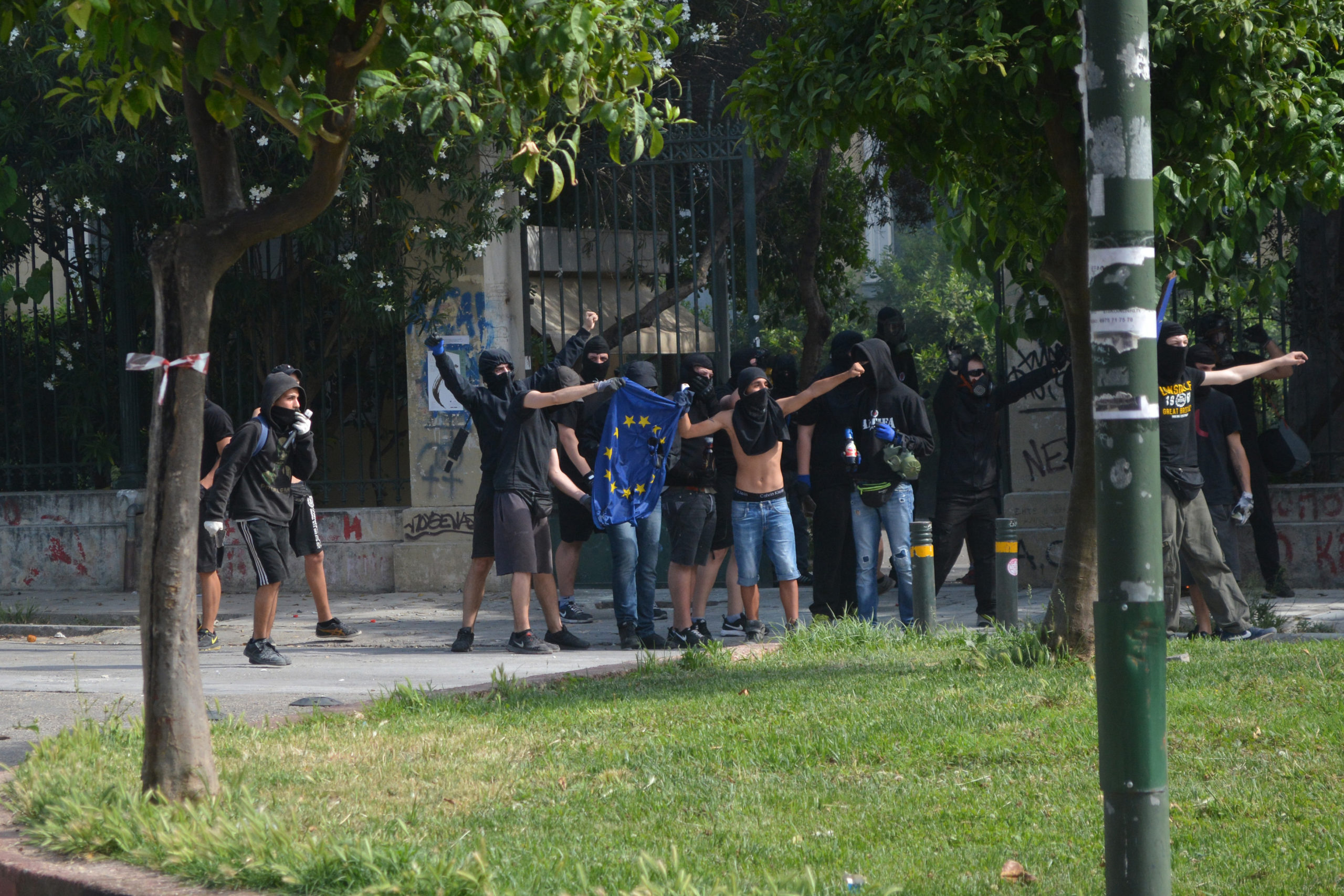 ΦΩΤΟ από τα επεισόδια στο Πολυτεχνείο