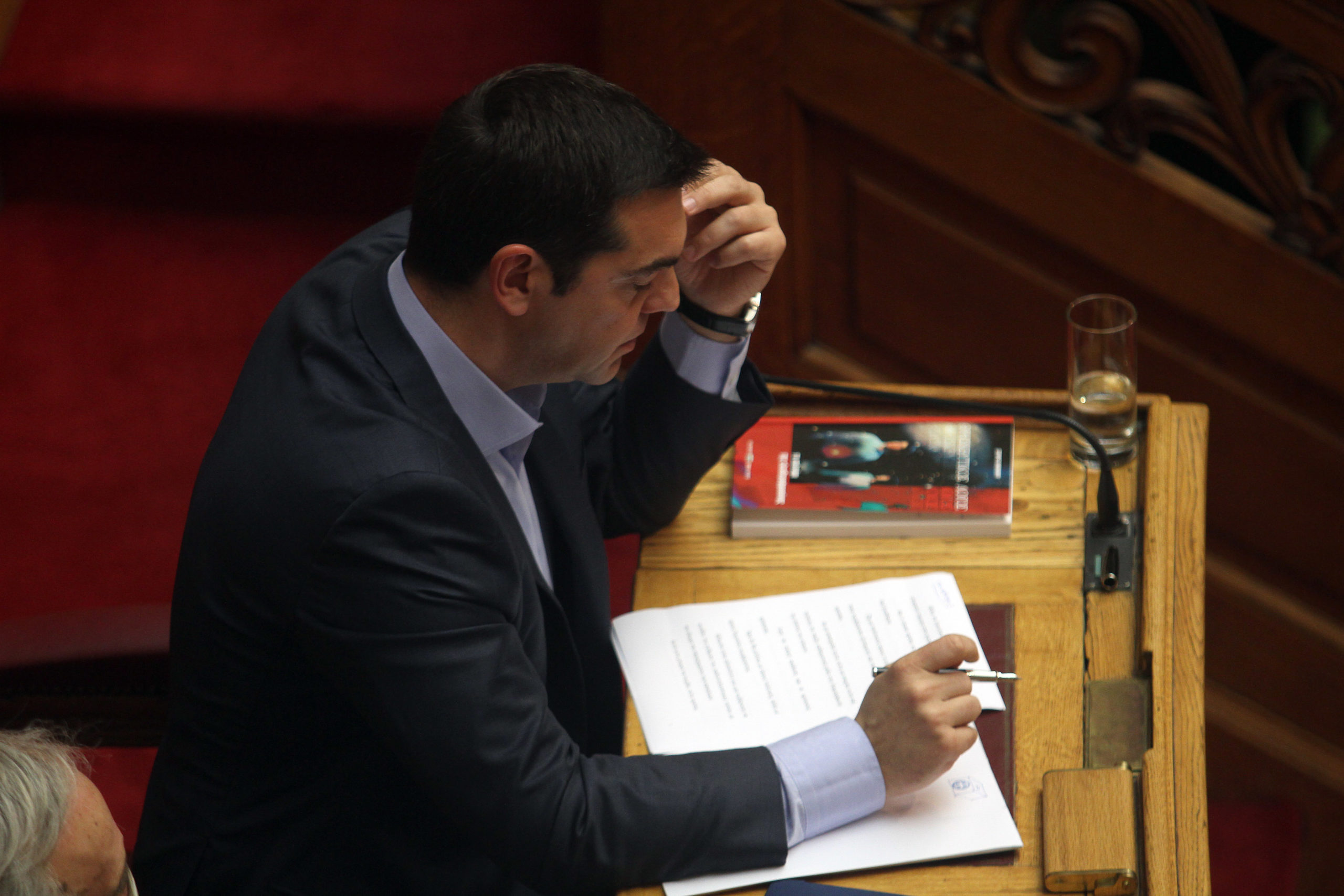 Το βιβλίο και οι σημειώσεις του Τσίπρα στη Βουλή – ΦΩΤΟ