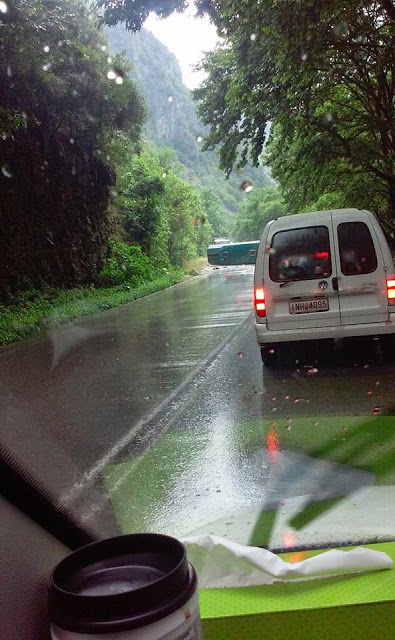 ΤΩΡΑ- Ανατροπή λεωφορείου στην Εθνική Οδό Ιωαννίνων-Αντίρριου