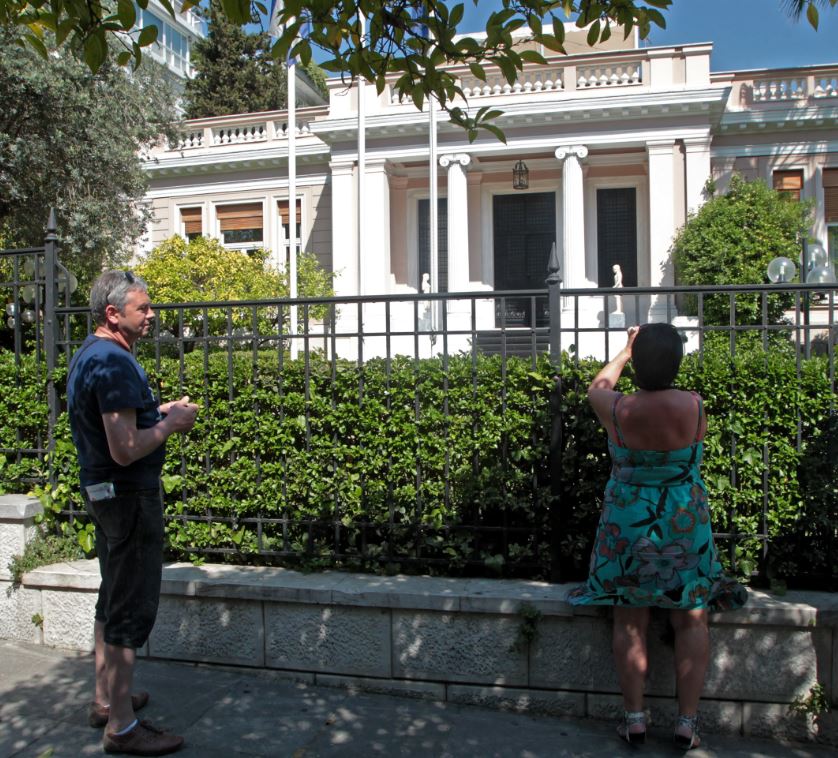 Τουρίστες φωτογραφίζουν το Μέγαρο Μαξίμου – ΦΩΤΟ