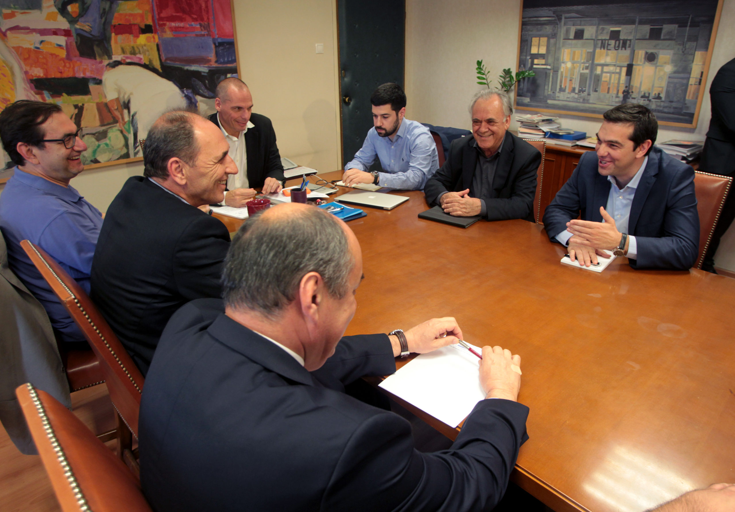 Η σύσκεψη υπό τον Αλέξη Τσίπρα στο ΥΠΟΙΚ – ΦΩΤΟ