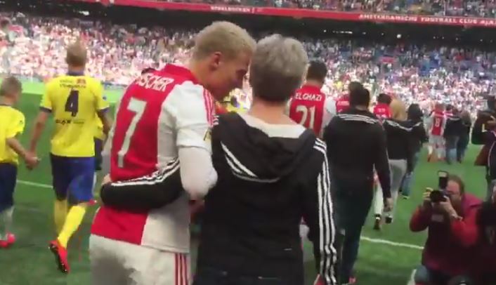 Οι ποδοσφαιριστές του Άγιαξ βγαίνουν στο γήπεδο με τις μαμάδες τους – ΒΙΝΤΕΟ