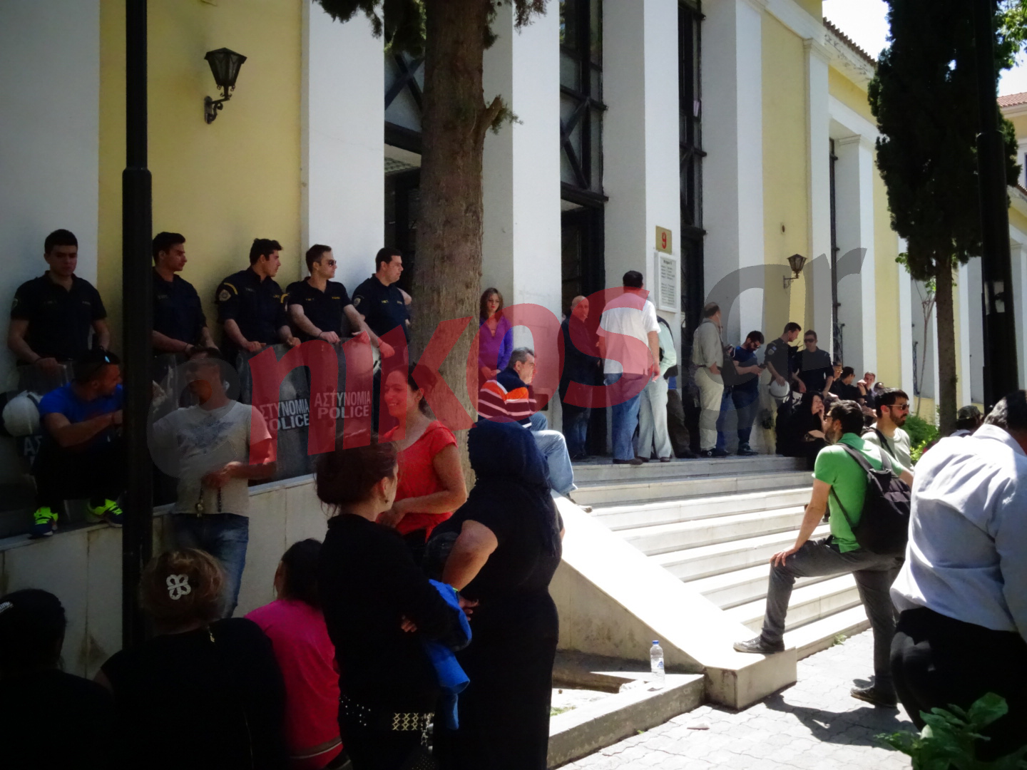 Ισχυρές αστυνομικές δυνάμεις έξω από την εισαγγελία που βρίσκεται ο παιδοκτόνος – ΦΩΤΟ – ΤΩΡΑ