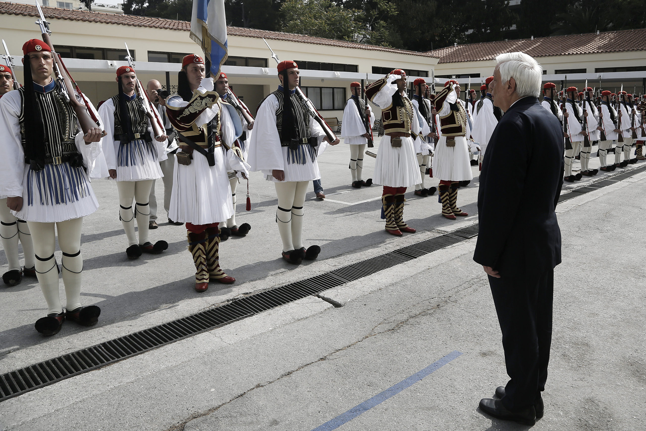 Ο Παυλόπουλος επισκέφθηκε την Προεδρική Φρουρά – ΦΩΤΟ