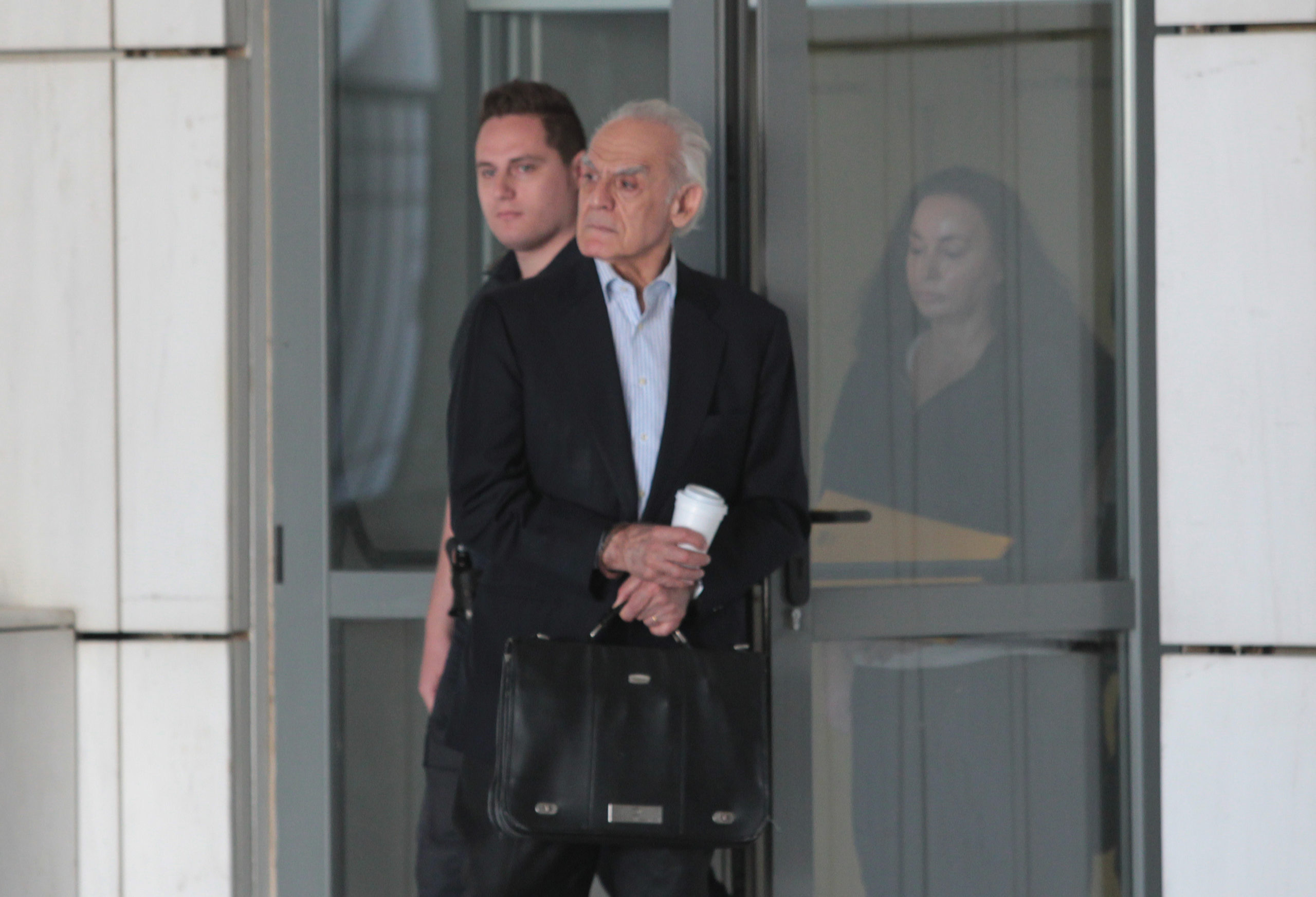 Η Βίκυ Σταμάτη έδωσε ένα κόκκινο γεράνι στον Τσοχατζόπουλο