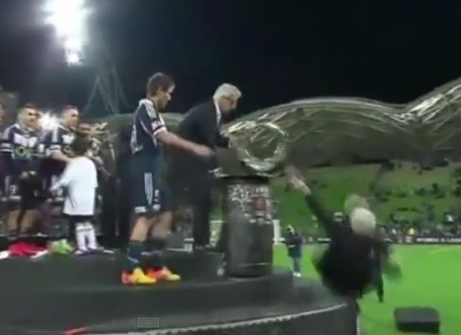 Η απονομή σημαδεύτηκε από το ατύχημα του προέδρου – ΒΙΝΤΕΟ