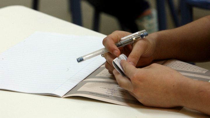 Πανελλήνιες: Ο “πονηρός” μαθητής με το… κινητό