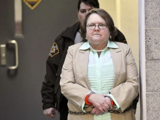 Γιαγιά ανάγκασε την εγγονή της να μεταφέρει ξύλα μέχρι… θανάτου – ΦΩΤΟ