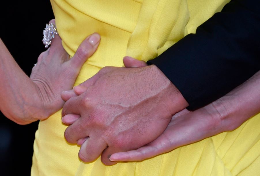 Της κρατούσε τρυφερά το χέρι στο κόκκινο χαλί – ΦΩΤΟ