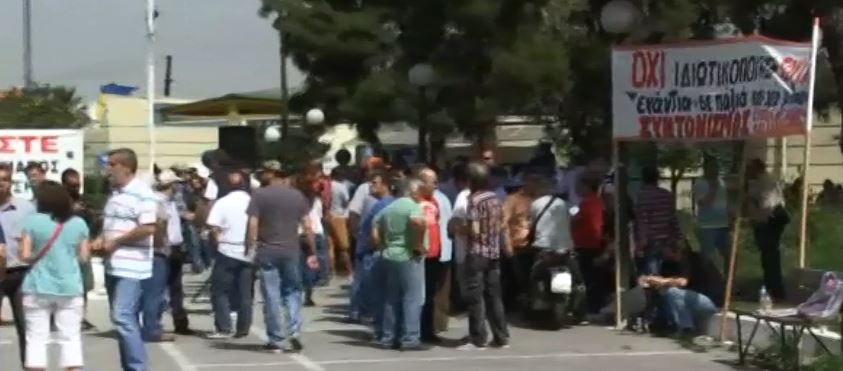 ΤΩΡΑ- Συγκέντρωση και πορεία των λιμενεργατών στο υπουργείο Εμπορικής Ναυτιλίας- ΦΩΤΟ