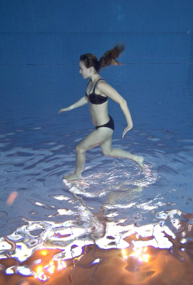 Έτσι καταφέρνει να περπατάει πάνω στο νερό – ΦΩΤΟ