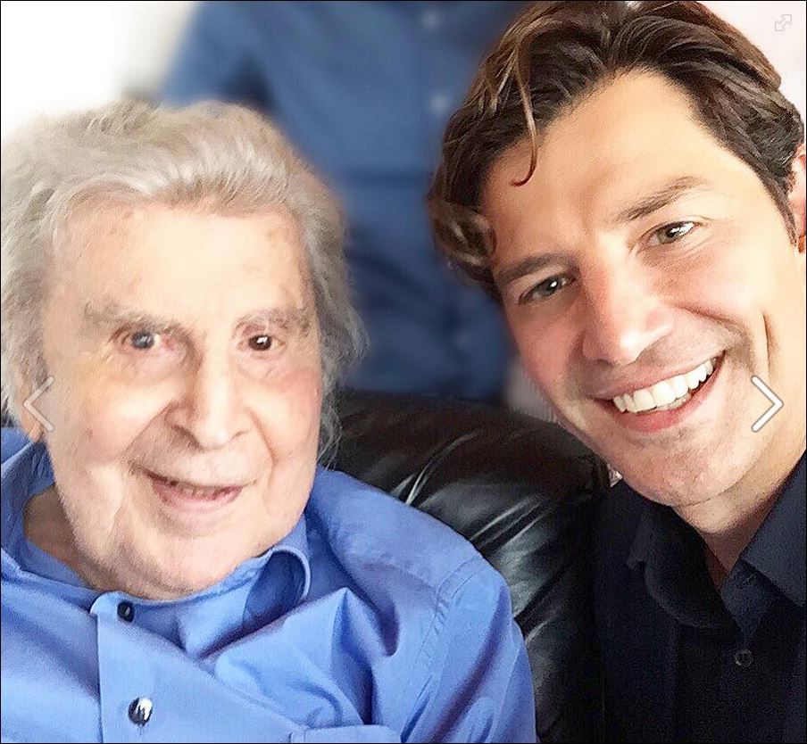 Η selfie του Μίκη Θεοδωράκη με τον Σάκη Ρουβά – ΦΩΤΟ