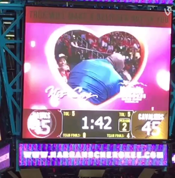 Το φιλί του Σακίλ Ο’ Νιλ στον συμπαρουσιαστή του – ΒΙΝΤΕΟ