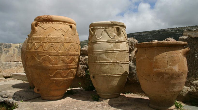 Αποκαθίσταται το μινωικό πιθάρι που έσπασε τουρίστρια