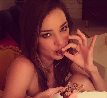 Η Μιράντα Κερ τρώει μπέργκερ… γυμνή – ΦΩΤΟ