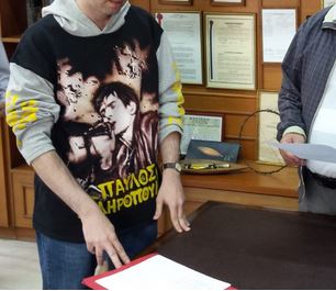 Ορκίστηκε δημοτικός σύμβουλος με τον… Παύλο Σιδηρόπουλο – ΦΩΤΟ