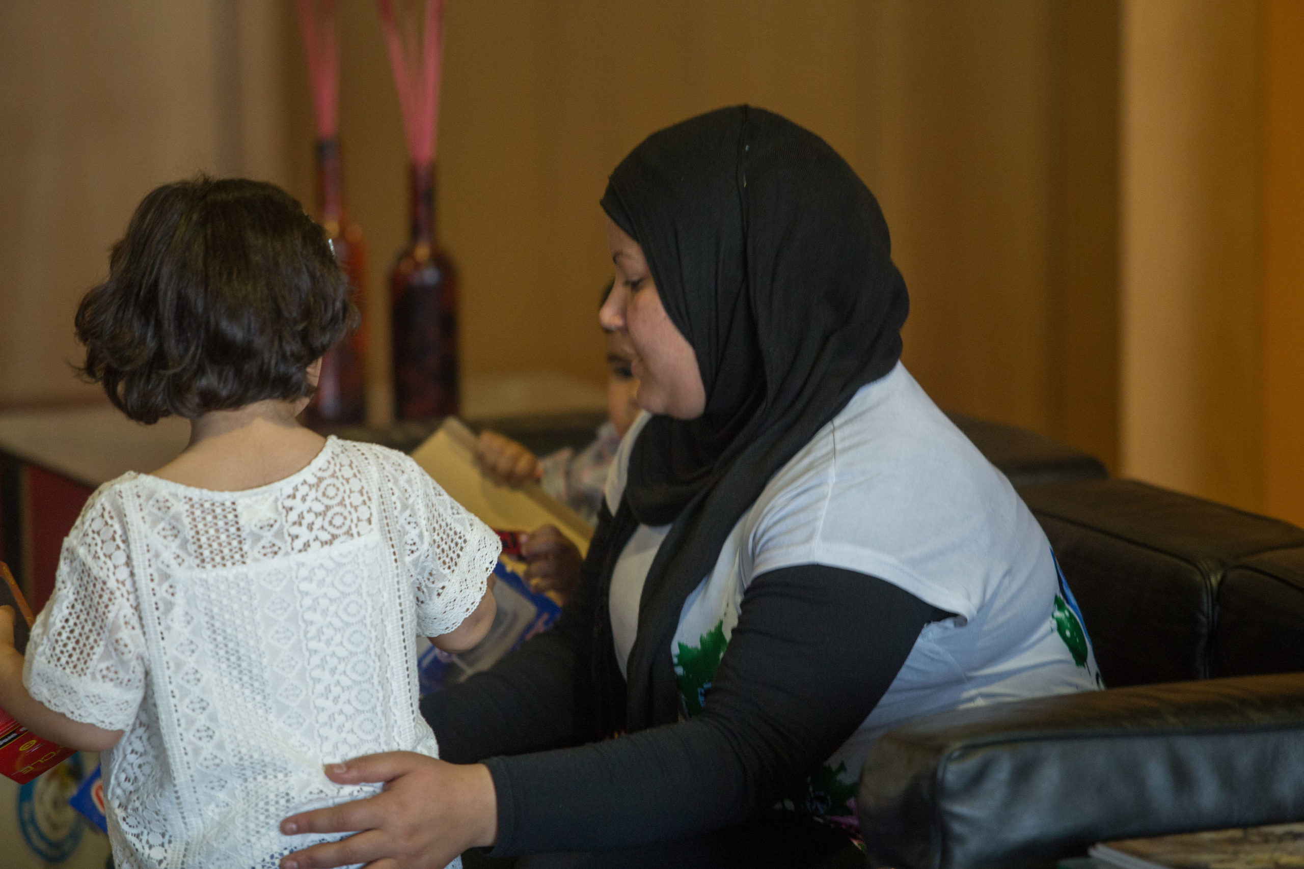 Στην αγκαλιά της μητέρας της η 4χρονη Τάλα – ΦΩΤΟ