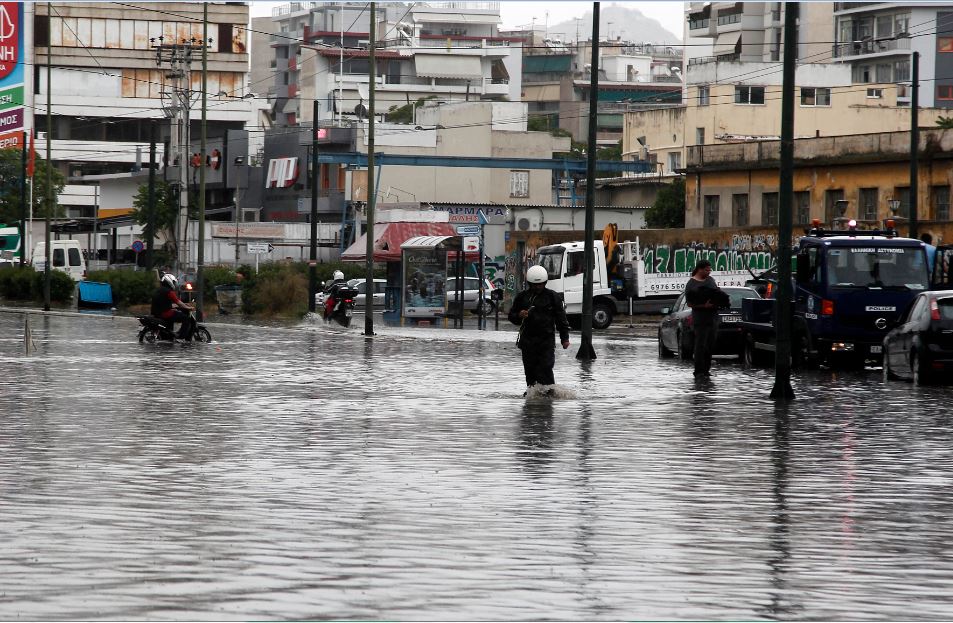 Άνοιξαν οι ουρανοί και “πνίγηκε” η Αθήνα – ΦΩΤΟ