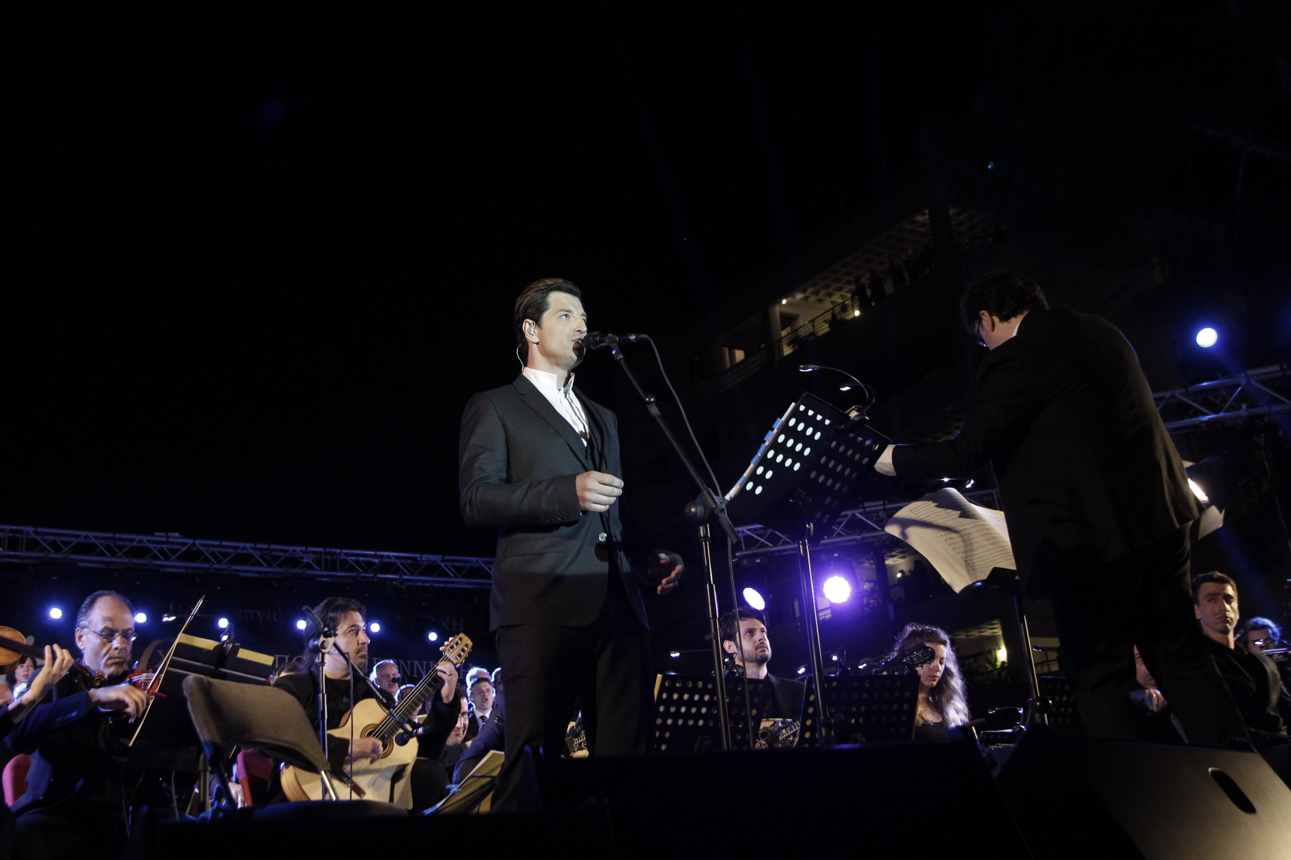 Τα καλύτερα στιγμιότυπα της συναυλίας του Σάκη Ρουβά – ΦΩΤΟ