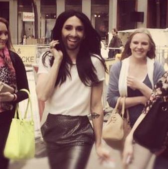 Για ψώνια με στενή φούστα και γόβες η Κοντσίτα – ΦΩΤΟ