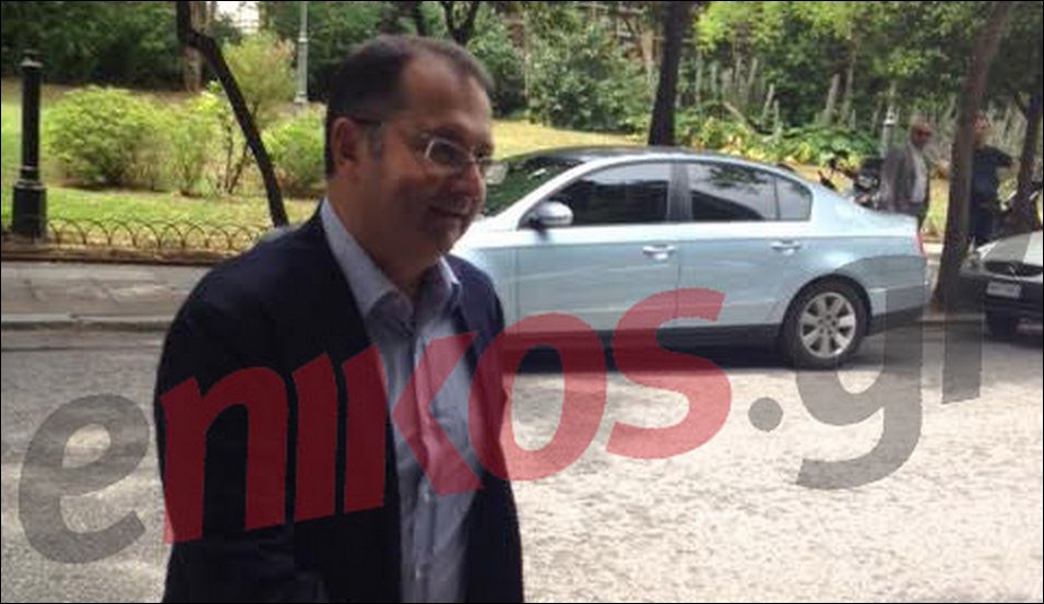 Ο Στύλιος για ευχές στον Καραμανλή – ΦΩΤΟ