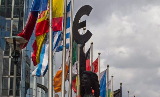 Bloomberg: Τα μάτια στην Κομισιόν για ύφεση και.. Grexit