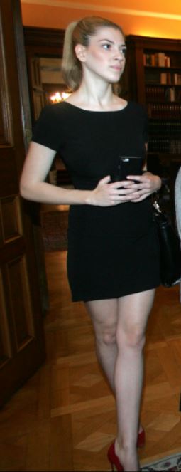 Η κοπέλα με τις κόκκινες γόβες στο Προεδρικό Μέγαρο – ΦΩΤΟ