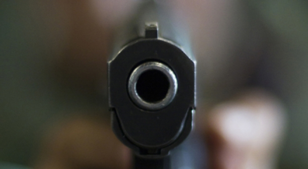 Αντί για selfie, τράβηξε τη σκανδάλη και χαροπαλεύει