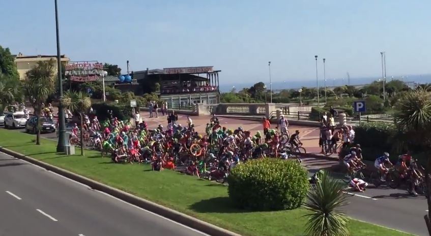 Εισέβαλε σε ποδηλατικό αγώνα προκαλώντας καραμπόλα – ΒΙΝΤΕΟ