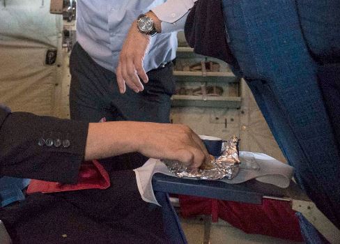 Ο υπουργός πήγε στη Ρίγα με κολατσιό στο… αλουμινόχαρτο – ΦΩΤΟ