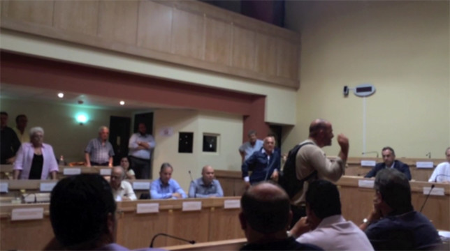 Έφοδος αγνώστων στο δημοτικό συμβούλιο Γλυφάδας – ΒΙΝΤΕΟ