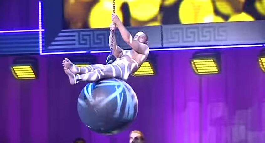 Ο νικητής της Eurovision γυμνός πάνω σε μια μπάλα – ΒΙΝΤΕΟ