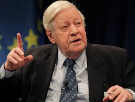 Χέλμουτ Σμιτ: Χρειάζεται μεγάλη διαγραφή του ελληνικού χρέους