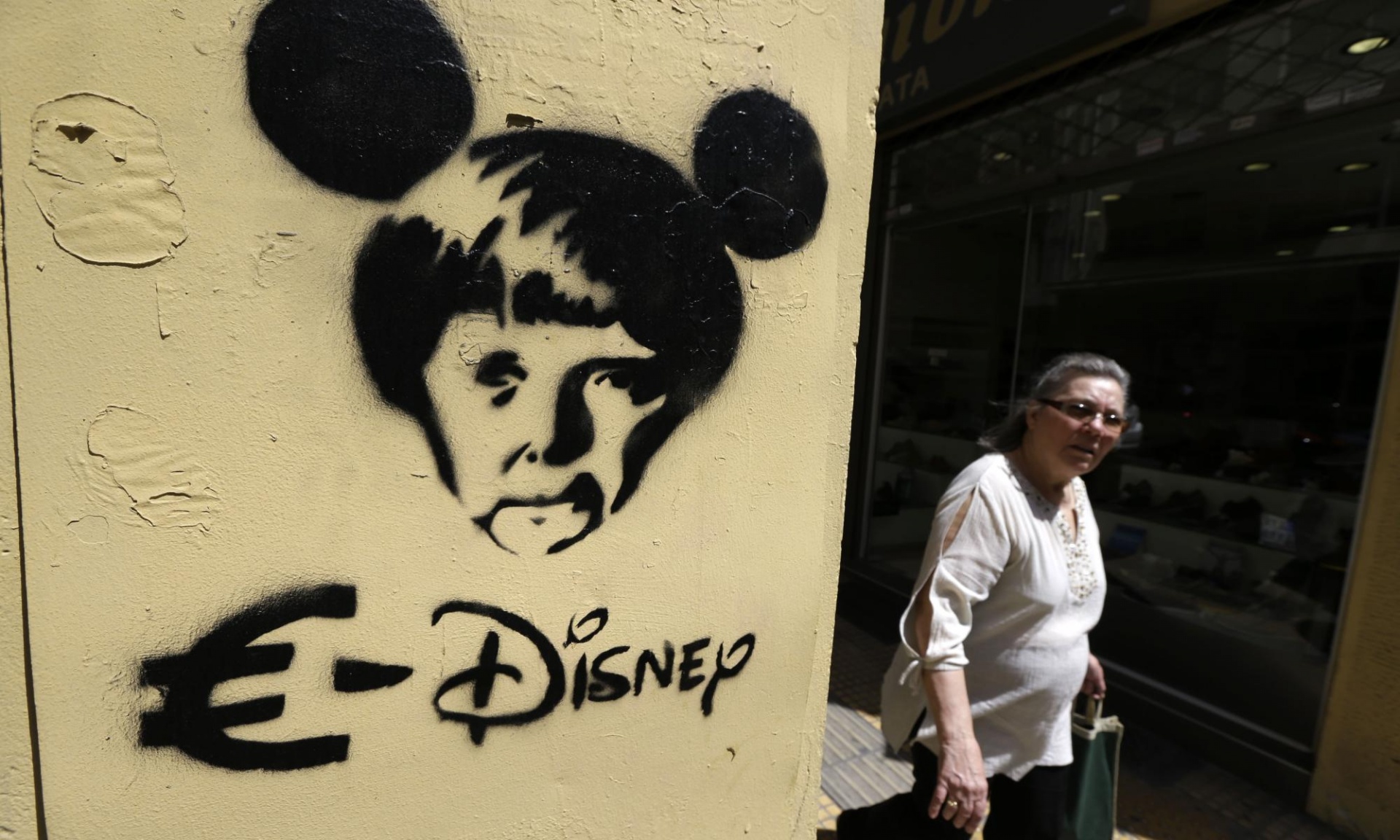 Guardian: Αντιμέτωπη με τελεσίγραφο από τους δανειστές η Ελλάδα