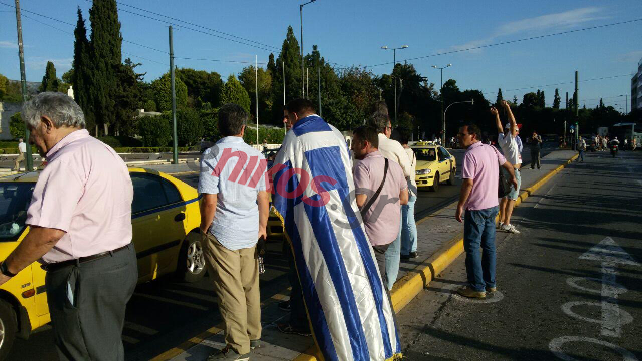 Ο διαδηλωτής που… φόρεσε την ελληνική σημαία – ΦΩΤΟ