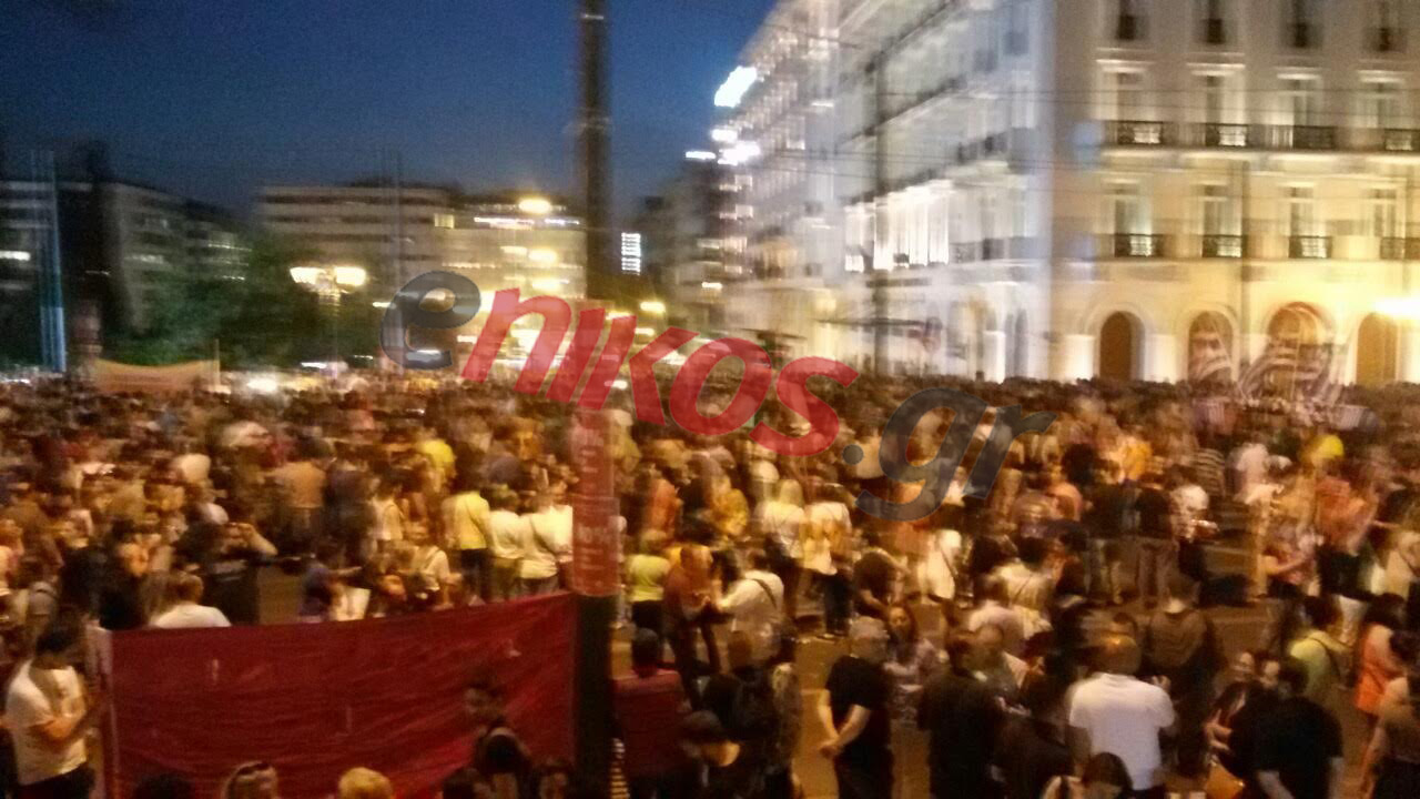 Στο Σύνταγμα παραμένουν οι διαδηλωτές που φωνάζουν υπέρ του “όχι” – ΦΩΤΟ – ΤΩΡΑ