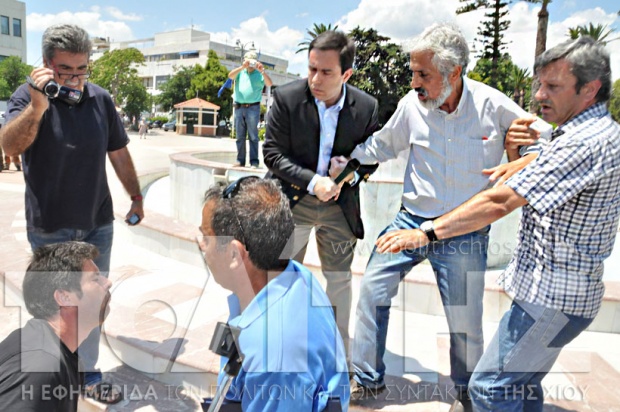 Επεισόδιο μεταξύ Μηταράκη και διαδηλωτών – Προσπάθεια φίμωσης καταγγέλλει η ΝΔ – ΒΙΝΤΕΟ