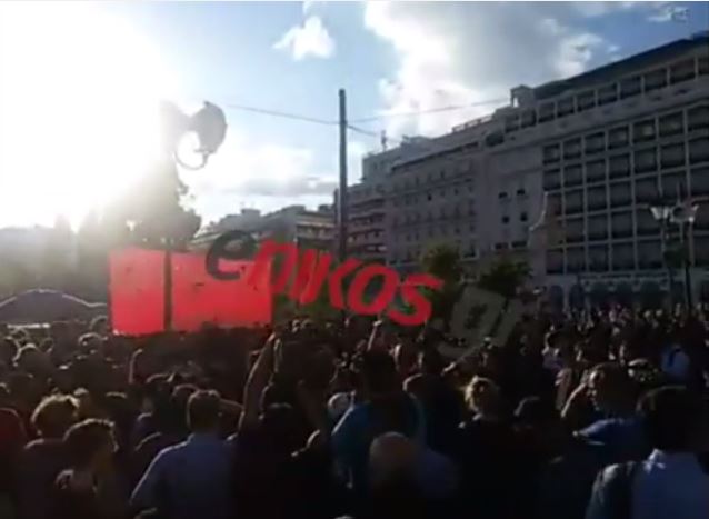 “Πολεμικό” κλίμα στο Σύνταγμα – Οι δύο συγκεντρώσεις και ο φραγμός των ΜΑΤ – ΒΙΝΤΕΟ