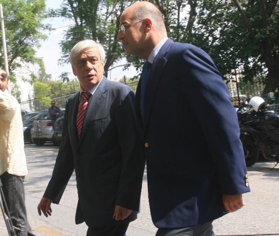 Ανεπίσημη συνάντηση Παυλόπουλου – Δένδια