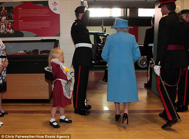 Κοριτσάκι έδωσε λουλούδια στη βασίλισσα Ελισάβετ και έφαγε… σφαλιάρα – ΒΙΝΤΕΟ