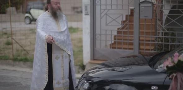 Ο ιερέας κατέβασε άρον άρον τη νύφη από το αυτοκίνητο – ΒΙΝΤΕΟ