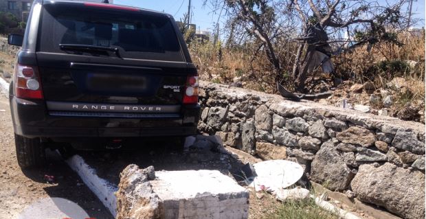 Μύκονος- Παρέσυρε και την ταμπέλα στο πέρασμά του – ΦΩΤΟ