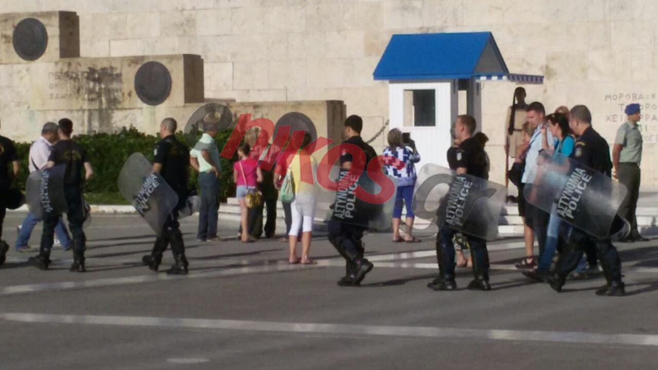 Μέτρα της ΕΛΑΣ στο Σύνταγμα για τις δύο παράλληλες συγκεντρώσεις – ΦΩΤΟ