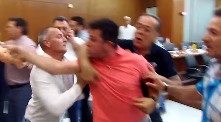 Ξύλο και ύβρεις στο δημοτικό συμβούλιο Αχαρνών – ΒΙΝΤΕΟ